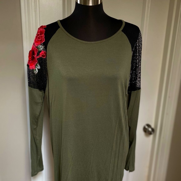 NWT army green with red rose appliqué - Picture 2 of 4